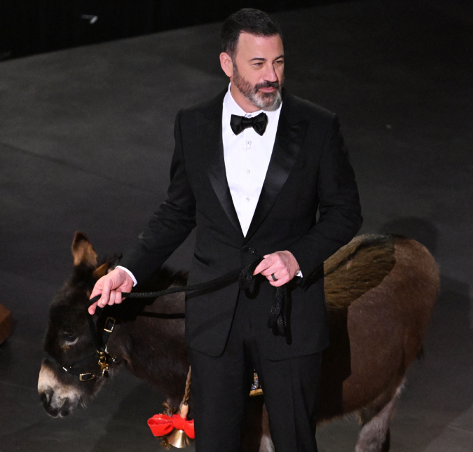 Jimmy Kimmel surpreende e leva burro para o palco do <i>Oscar 2023</i>