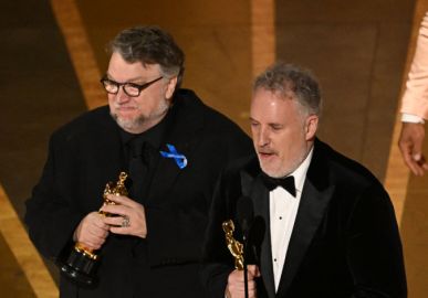 Famosos usam fita azul no <i>Oscar</i> 2023 em solidariedade aos refugiados da guerra na Ucrânia