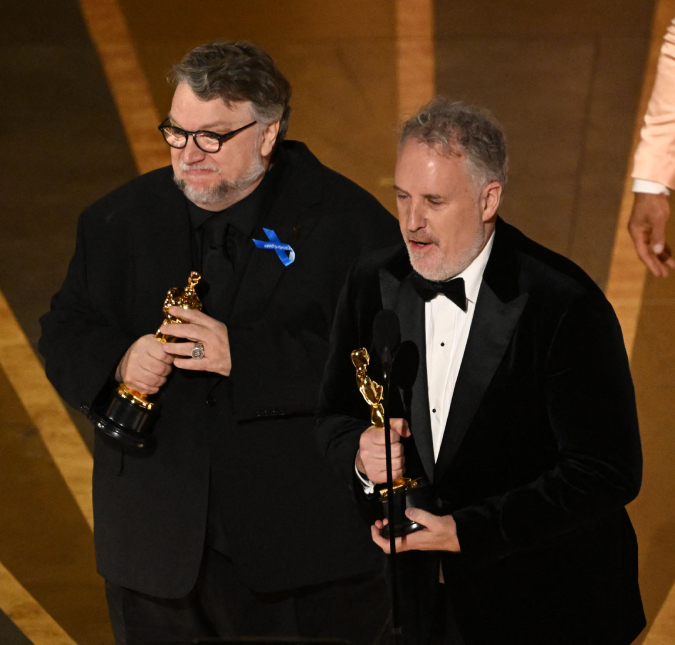 Famosos usam fita azul no <i>Oscar</i> 2023 em solidariedade aos refugiados da guerra na Ucrânia