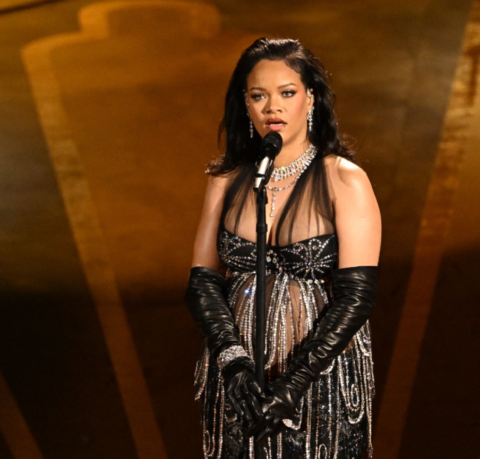 Gravidíssima, Rihanna arrasa ao fazer performance no <i>Oscar 2023</i>