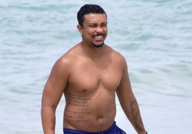 Xamã aproveita folga na agenda para tomar um banho de mar, veja!