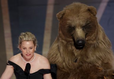 Elizabeth Banks chama atenção com voz rouca e tropeço no <I>Oscar 2023</i>