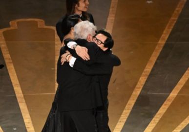 Encontro de milhões! Harrison Ford e Ke Huy Quan se abraçam no <i>Oscar</i> depois de 40 anos