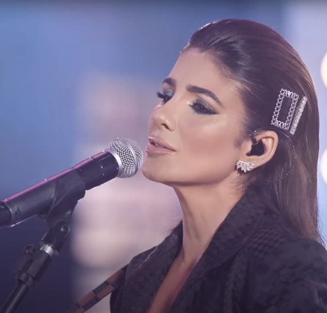 Paula Fernandes posta foto e internautas questionam mudança no rosto: O que você fez? A cantora aparentou ter passado por alguns procedimentos, mas não houve confirmação