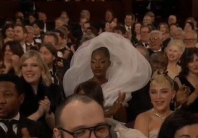Cantora usa roupa diferentona no <I>Oscar</I> e vira <i>meme</I> por atrapalhar visão dos convidados, entenda!