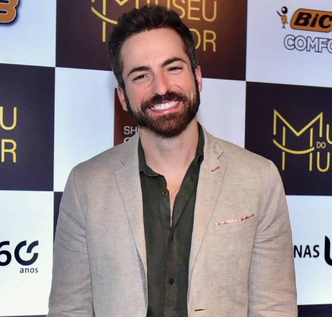 Thales Bretas comemora a chegada dos 35 anos de idade ao lado de amigos e ganha <I>show</i> de Tiago Abravanel