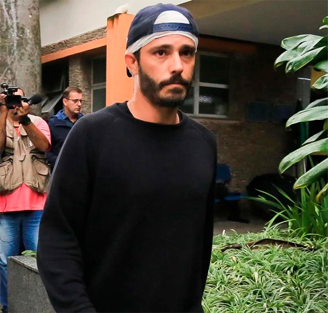 Após ex-parceira acusar Thiago Rodrigues de não pagar pensão alimentícia, ator se defende: <I>Um dia de atraso</i>