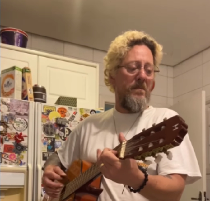 Filha de Canisso, do <i>Raimundos</i>, emociona com última homenagem ao pai: <i>Eu vou seguir. Porque te esquecer é impossível</i>