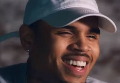 Foi notado! Chris Brown reage a meme sobre suposta amizade entre ele e Naldo Benny
