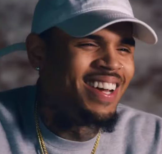 Foi notado! Chris Brown reage a meme sobre suposta amizade entre ele e Naldo Benny