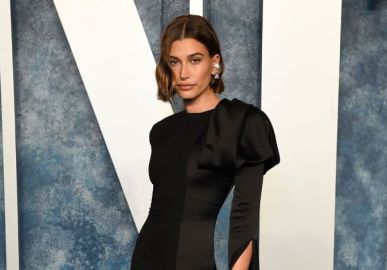 Hailey Bieber usa joia brasileira em festa pós-<i>Oscar</i>, confira os detalhes