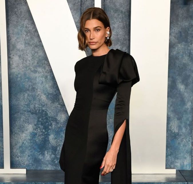 A modelo apostou em um vestido da Yves Saint Laurent e completou o look com peças da joalheria sustentável