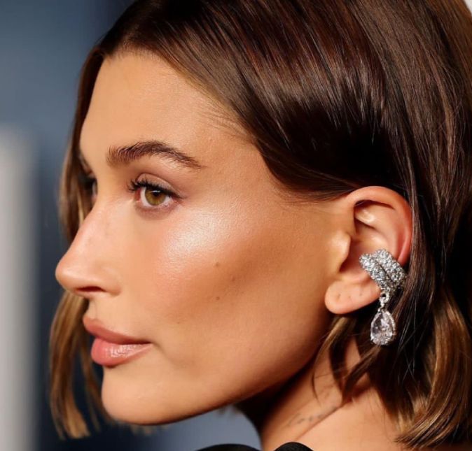 As joias, que imitam um piercing, são da designer brasileira Ana Khouri. O adorno foi produzido com diamantes brancos e o preço só é revelado sob consulta. Além de ser uma joia super exclusiva, a marca é um dos principais nomes das joalherias sustentáveis.