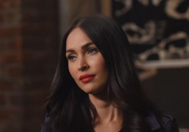 Megan Fox aparece ruiva e sem anel de noivado em festa pós-<i>Oscar</i>