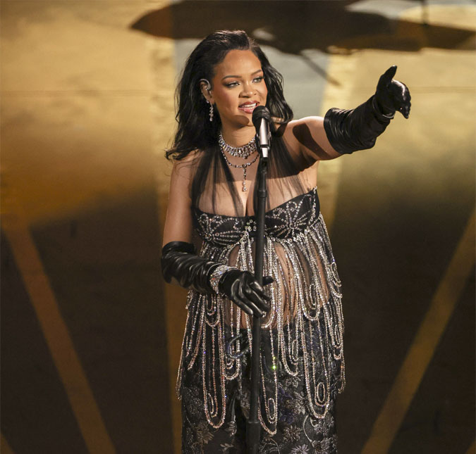 Rihanna é vista usando <i>look</i> rosa para festa pós-<i>Oscar</i> de Beyoncé; confira