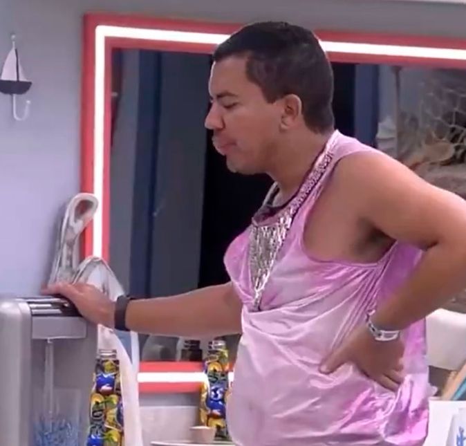 Da mesma edição, Bruno Gaga decidiu um prato de comida após o final de uma festa e acabou sujando toda a cozinha da Xepa. Como se não bastasse a bagunça, o brother cuspiu na própria cozinha. Da mesma edição, Bruno Gaga decidiu um prato de comida após o final de uma festa e acabou sujando toda a cozinha da Xepa. Como se não bastasse a bagunça, o brother cuspiu na própria cozinha.