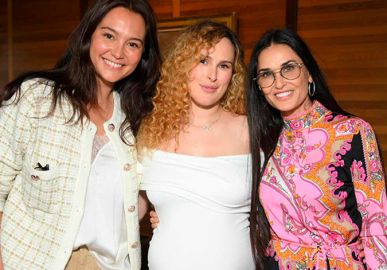 Demi Moore posa com esposa de Bruce Willis após ela se irritar com rumor de que atriz teria se mudado para mansão do casal