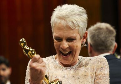Jamie Lee Curtis se emociona ao assistir seu discurso no <I>Oscar</I> pela primeira vez