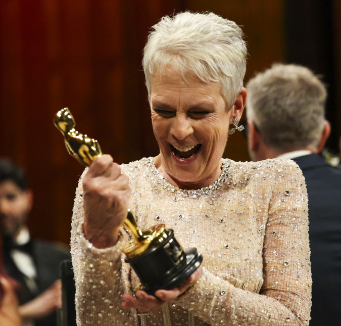 Jamie Lee Curtis se emociona ao assistir seu discurso no <I>Oscar</I> pela primeira vez