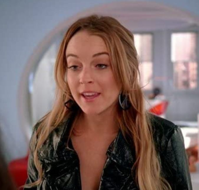 Amanda Seyfried e Lacey Chabert, colegas de elenco da artista em Meninas Malvadas, também não esconderam a felicidade