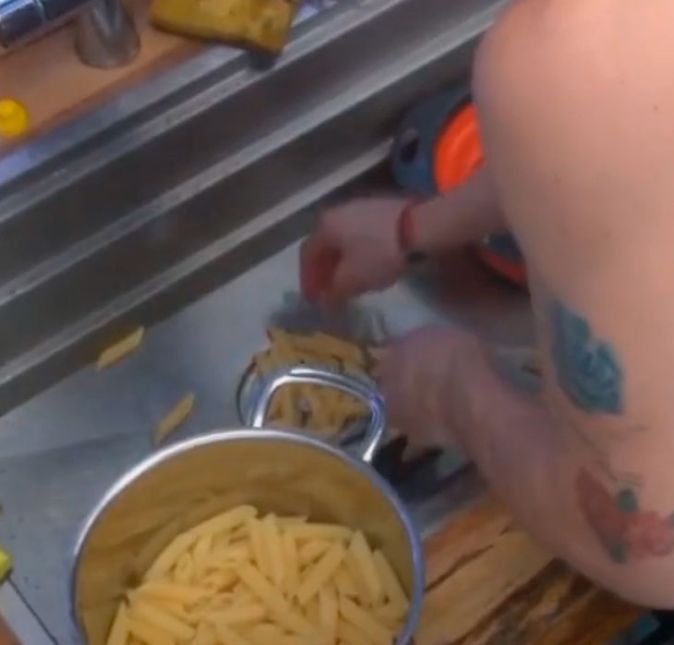 Essa é famosa! Fiuk chocou o público quando decidiu cozinhar para os companheiros de confinamento e acabou derrubando o macarrão na pia. Qual foi a solução encontrada por ele? Pegou o alimento, que tinha chegado a ficar no ralo, e colocou novamente na panela para os demais participantes comerem. Lavou, está novo? Essa é famosa! Fiuk chocou o público quando decidiu cozinhar para os companheiros de confinamento e acabou derrubando o macarrão na pia. Qual foi a solução encontrada por ele? Pegou o alimento, que tinha chegado a ficar no ralo, e colocou novamente na panela para os demais participantes comerem. Lavou, está novo?