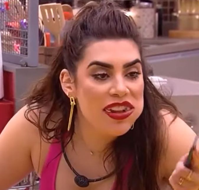 Quem não se lembra de Naiara Azevedo, do BBB22, falando enquanto comia? A famosa estava com comida na boca e alguns pedaços voaram enquanto ela conversava. Quem não se lembra de Naiara Azevedo, do BBB22, falando enquanto comia? A famosa estava com comida na boca e alguns pedaços voaram enquanto ela conversava.