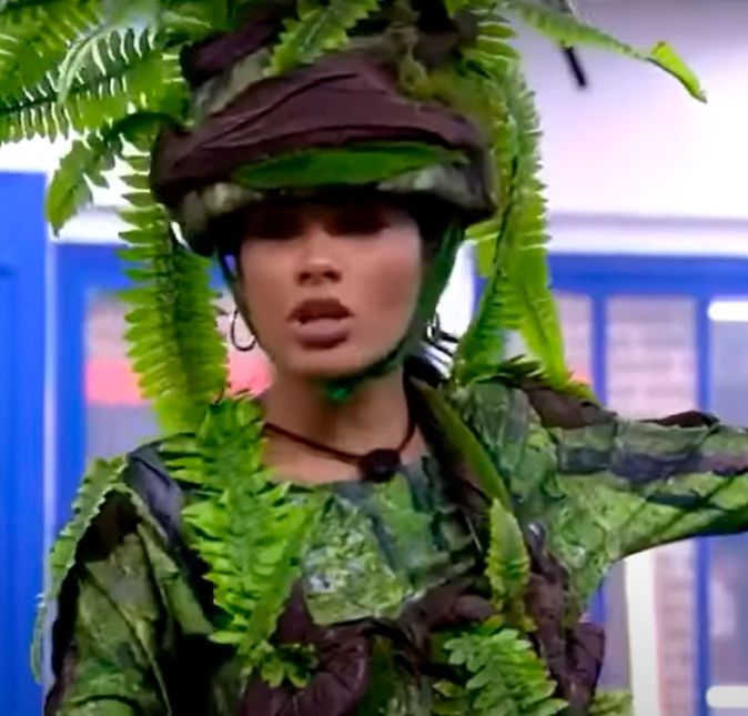 E por falar em pelos, Pocah também já sofreu com isso! Enquanto cumpria o castigo do monstro vestida de samambaia no BBB21, a artista foi à área externa brigar com os brothers sobre a limpeza do banheiro: - Estou p**a, mano. Deixaram cheio de pentelho no vaso do colorido. Não sou obrigada a sentar no pentelho de ninguém. Eu já tinha ido no banheiro e a Camilla me falou para ter cuidado e quando vi tava cheio de pentelho. Tinha tomado banho e tive que tomar outro de novo. Que sacanagem. O chão cheio de pentelho. O mínimo é limpar a p***a do pentelho que deixou cair. E por falar em pelos, Pocah também já sofreu com isso! Enquanto cumpria o castigo do monstro vestida de samambaia no BBB21, a artista foi à área externa brigar com os brothers sobre a limpeza do banheiro: - Estou p**a, mano. Deixaram cheio de pentelho no vaso do colorido. Não sou obrigada a sentar no pentelho de ninguém. Eu já tinha ido no banheiro e a Camilla me falou para ter cuidado e quando vi tava cheio de pentelho. Tinha tomado banho e tive que tomar outro de novo. Que sacanagem. O chão cheio de pentelho. O mínimo é limpar a p***a do pentelho que deixou cair.