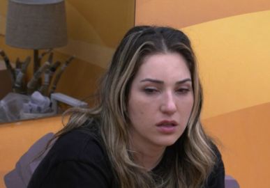 Amanda fica com blusa de Cara de Sapato e Dania borrifa perfume nas roupas do lutador. Veja o que rolou na madrugada do <i>BBB23</i>