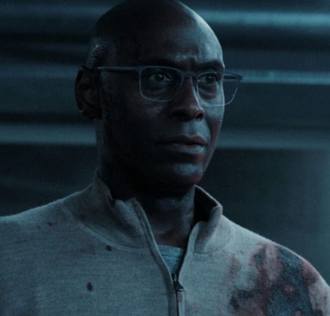 O ator de John Wick Lance Reddick, aos 60 anos de idade. Quem confirmou a informação foi o TMZ, porém, a causa da morte ainda não foi revelada. O artista participou de diversas produções de sucesso, além da franquia John Wick, como: Lost, Law and Order: SUV, e The Wire. E não para por aí! Antes de morrer, Lance ainda gravou a série Percy Jackson e os Olimpianos como Zeus.