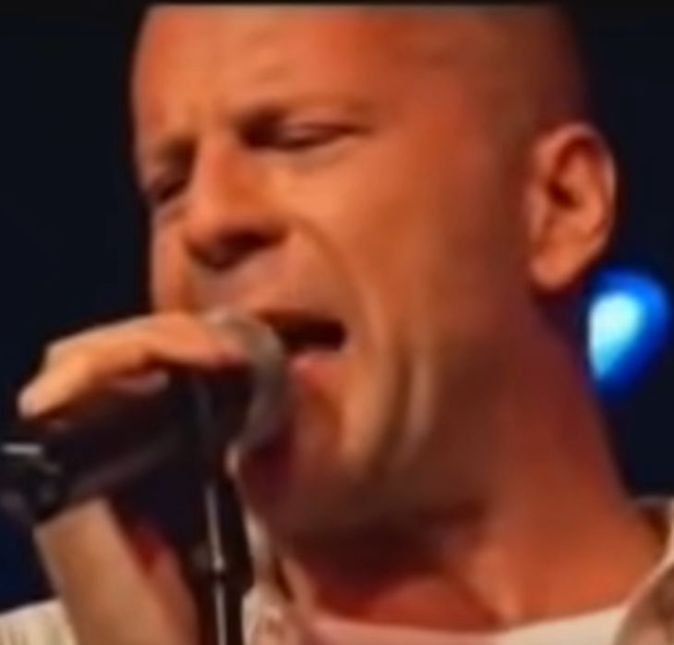Bruce Willis tem uma carreira no cenário musical! Isso mesmo. O ator é multifacetado e já lançou alguns álbuns de música, The Return of Bruno, em 1987, e If It Don't Kill You, It Makes You Stronger, em 1989. Uma das músicas mais conhecidas se chama Devil Woman. Bruce Willis tem uma carreira no cenário musical! Isso mesmo. O ator é multifacetado e já lançou alguns álbuns de música, The Return of Bruno, em 1987, e If It Don't Kill You, It Makes You Stronger, em 1989. Uma das músicas mais conhecidas se chama Devil Woman.