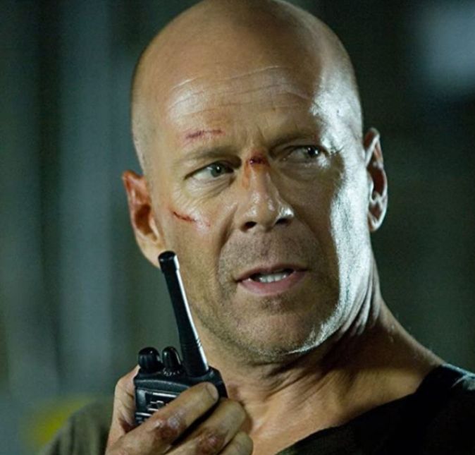 Não dá para falar de Bruce Willis e não citar Duro de Matar! Sabia que na verdade o sucesso de bilheteria foi escrito para ser uma continuação de Comando Para Matar, estrelado por Arnold Schwarzenegger? Porém, ele recusou o papel, assim como a segunda opção, Sylvester Stallone, e foi então que o nome de Willis surgiu entre os produtores. No teste, Bruce misturou o seu carisma cômico com o jeito durão e caótico do personagem, o que conquistou o diretor John McTiernan. Não dá para falar de Bruce Willis e não citar Duro de Matar! Sabia que na verdade o sucesso de bilheteria foi escrito para ser uma continuação de Comando Para Matar, estrelado por Arnold Schwarzenegger? Porém, ele recusou o papel, assim como a segunda opção, Sylvester Stallone, e foi então que o nome de Willis surgiu entre os produtores. No teste, Bruce misturou o seu carisma cômico com o jeito durão e caótico do personagem, o que conquistou o diretor John McTiernan.