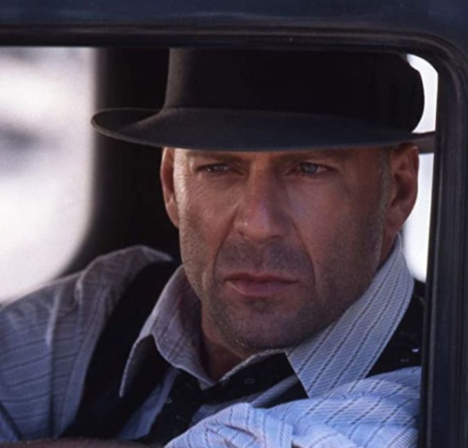 Sabe como Bruce descobriu que tinha talento para o mundo do cinema e do teatro? Foi por causa da gagueira mesmo. Ele contou que enquanto se apresentava em uma peça de teatro na escola, o problema de comunicação não se apresentou nenhuma vez e só voltava quando ele não estava nos palcos. Foi então que ele decidiu sua profissão do futuro. Legal, né? Sabe como Bruce descobriu que tinha talento para o mundo do cinema e do teatro? Foi por causa da gagueira mesmo. Ele contou que enquanto se apresentava em uma peça de teatro na escola, o problema de comunicação não se apresentou nenhuma vez e só voltava quando ele não estava nos palcos. Foi então que ele decidiu sua profissão do futuro. Legal, né?