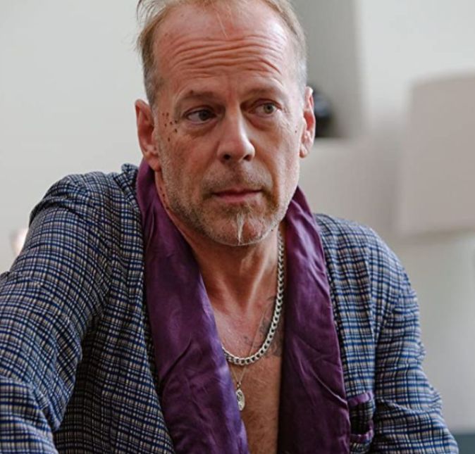 No dia 30 de março de 2022, a família de Bruce Willis revelou a notícia de que o ator precisaria se afastar das telonas porque foi diagnosticado com afasia, uma doença que altera a capacidade de comunicação. Desde então, o artista vem fazendo poucas aparições públicas, mas suas cinco filhas, atual esposa e ex, Demi Moore, estão cuidando muito dele. No dia 30 de março de 2022, a família de Bruce Willis revelou a notícia de que o ator precisaria se afastar das telonas porque foi diagnosticado com afasia, uma doença que altera a capacidade de comunicação. Desde então, o artista vem fazendo poucas aparições públicas, mas suas cinco filhas, atual esposa e ex, Demi Moore, estão cuidando muito dele.