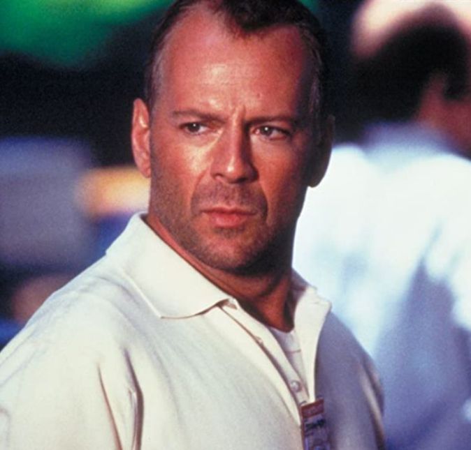 Bruce Willis já contou certa vez que enfrentou problemas com gagueira quando era mais novo. Apesar de muito extroverdio e gostar de fazer novas amizades, o ator tinha dificuldade em se comunicar. Bruce Willis já contou certa vez que enfrentou problemas com gagueira quando era mais novo. Apesar de muito extroverdio e gostar de fazer novas amizades, o ator tinha dificuldade em se comunicar.