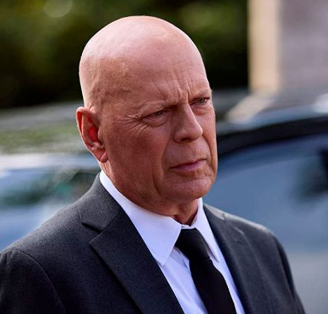 Prima do ator, Wifried Gliem concedeu uma entrevista para a revista alemã Bild contando que Bruce não recongece a mãe, está agressivo e seus movimentos estão mais lentos: - Não sei se o filho a reconhece [...] Os seus movimentos são muito lentos, com uma agressividade constante. Não é mais possível manter uma conversa normal. Esse comportamento é típico de pacientes que sofrem da mesma condição. 