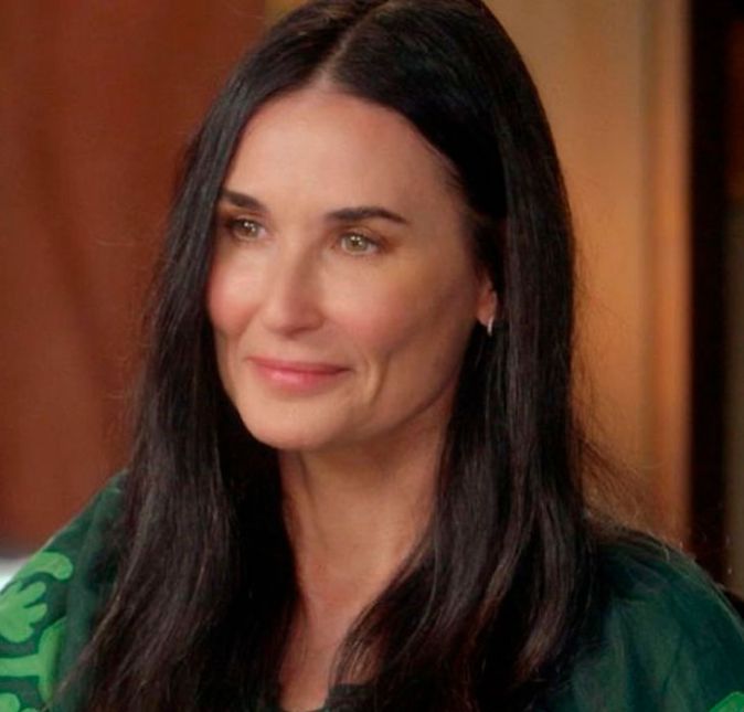 Uma fonte do Radar Online revelou que Demi Moore se uniu a Emma para ajudar Bruce. A ex-esposa do ator. Encontros semanais reunindo ex-colegas de elenco, filhas e pessoas do círculo de amizade do ator teriam sido planejados para que todos curtissem juntos sessões de cinema dos filmes estrelados por ele: A família espera que reviver as várias experiências que ele teve com seus colegas de elenco mantenha a memória de Bruce o mais nítida e estimulada possível. Nesta fase, eles estão dispostos a tentar qualquer coisa para manter a memória de Bruce intacta pelo maior tempo possível. Além disso, também foi revelado que a ex-esposa de Willis decidiu passar a morar com Bruce e Emma para auxiliar nos cuidados: A Demi foi morar com eles e vai ficar lá até o fim. No começo [quando os diagnósticos não haviam sido revelados], ninguém entendeu porque ela havia mudado para a casa do ex com a nova esposa dele, mas agora tudo faz sentido.