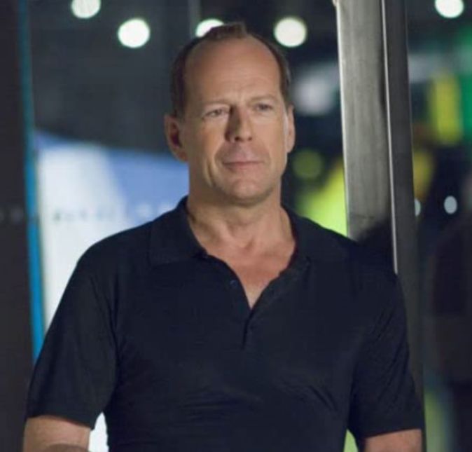 Bruce foi o primeiro ator a fechar um acordo no valor de cinco milhões de dólares, mais de 26 milhões de reais, com a 20th Century Fox para aparecer em Duro de Matar. Na época, grande nomes como Tom Cruise e Michael J. Fox recebiam apenas três milhões de dólares pelos filmes que faziam - pouco mais de 15 milhões de reais, atualmente. Bruce foi o primeiro ator a fechar um acordo no valor de cinco milhões de dólares, mais de 26 milhões de reais, com a 20th Century Fox para aparecer em Duro de Matar. Na época, grande nomes como Tom Cruise e Michael J. Fox recebiam apenas três milhões de dólares pelos filmes que faziam - pouco mais de 15 milhões de reais, atualmente.