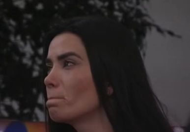 Participantes consolam Dania Mendez após eliminação de MC Guimê e Cara de Sapato