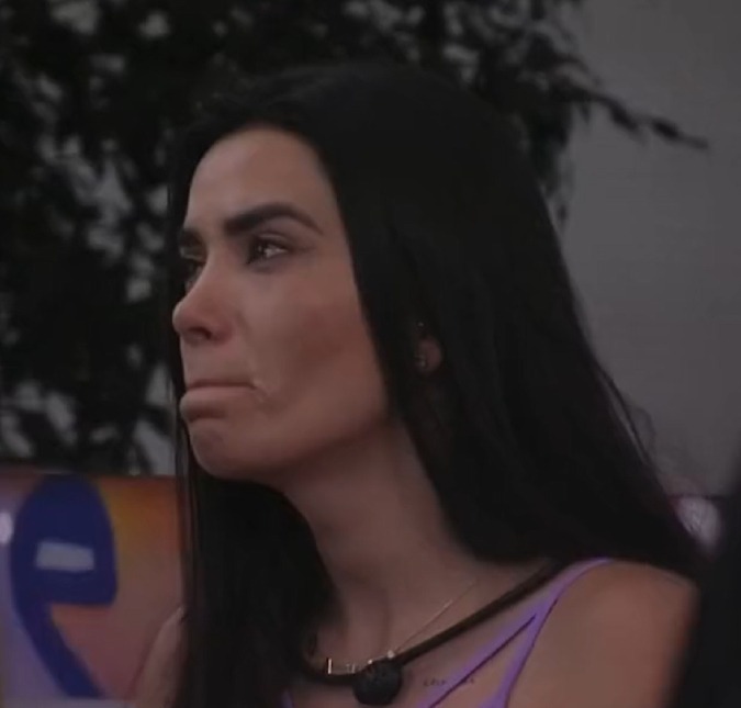 Participantes consolam Dania Mendez após eliminação de MC Guimê e Cara de Sapato
