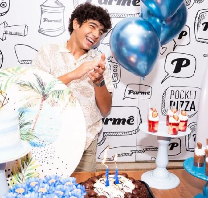 Diogo Caruso, intérprete de Gui em Cara e Coragem, ganha festa surpresa de aniversário O ator, que fez o filho de Paolla Oliveira e Carmo Dalla Vecchia na novela, completou 14 anos de idade