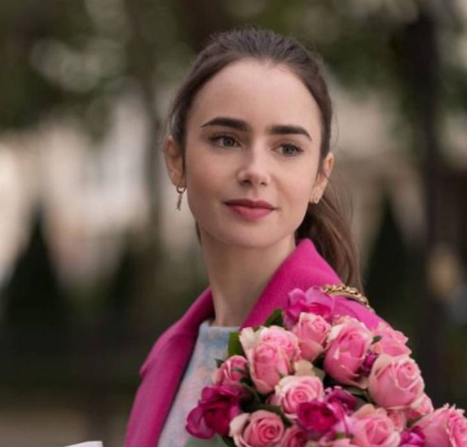 Lily Collins nascida em 18 de março de 1989 é verdadeiramente um sucesso nas telonas dos cinemas A atriz já protagonizou altos filmes e séries que dão o que falar sempre. Que tal relembrar os papéis mais icônicos de uma das atrizes mais amadas da atualidade? Lily Collins nascida em 18 de março de 1989 é verdadeiramente um sucesso nas telonas dos cinemas A atriz já protagonizou altos filmes e séries que dão o que falar sempre. Que tal relembrar os papéis mais icônicos de uma das atrizes mais amadas da atualidade?