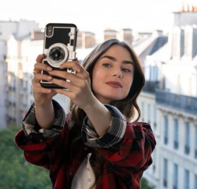 Ao chegar na cidade do amor, Emily luta para ter sucesso no trabalho, além de se envolver em romances e sofrer com o choque cultural, já que franceses não são considerados os mais educados pelos turistas... A quarta temporada de Emily em Paris já foi confirmada pela Netflix. Já pode adicionar na sua lista para maratonar no final de semana! Ao chegar na cidade do amor, Emily luta para ter sucesso no trabalho, além de se envolver em romances e sofrer com o choque cultural, já que franceses não são considerados os mais educados pelos turistas... A quarta temporada de Emily em Paris já foi confirmada pela Netflix. Já pode adicionar na sua lista para maratonar no final de semana!