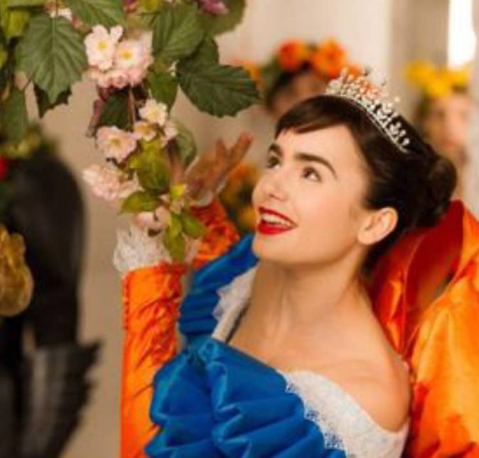 Outro papel icônico de Lily Collins foi em Espelho, Espelho Meu, no qual a atriz interpretou a Branca de Neve, porém de uma maneira diferente... Após a morte do rei, a madastra de Branca de Neve assume o comando do reino. Ao completar 18 anos de idade, Branca de Neve, que era mantida presa em seu quarto, decide sair do castelo e conhecer a realidade do reino. Horrorizada com a situação de fome e miséria do povo, ela retorna decidida a derrubar a Rainha. Outro papel icônico de Lily Collins foi em Espelho, Espelho Meu, no qual a atriz interpretou a Branca de Neve, porém de uma maneira diferente... Após a morte do rei, a madastra de Branca de Neve assume o comando do reino. Ao completar 18 anos de idade, Branca de Neve, que era mantida presa em seu quarto, decide sair do castelo e conhecer a realidade do reino. Horrorizada com a situação de fome e miséria do povo, ela retorna decidida a derrubar a Rainha.