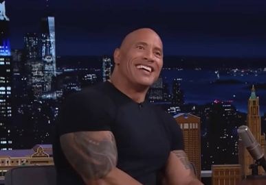 Dwayne Johnson parabeniza Brendan Fraser após vitória no <i>Oscar 2023</i>