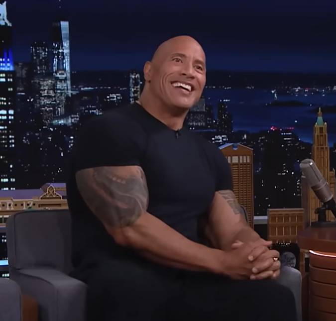 Dwayne Johnson parabeniza Brendan Fraser após vitória no <i>Oscar 2023</i>