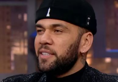 Autógrafos e partidas de futebol, jornal revela rotina de Daniel Alves na prisão