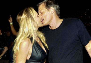 Eliana e marido trocam beijos ao som de <i>Coldplay</i>... Veja mais famosos que curtiram o <i>show</i> da banda!