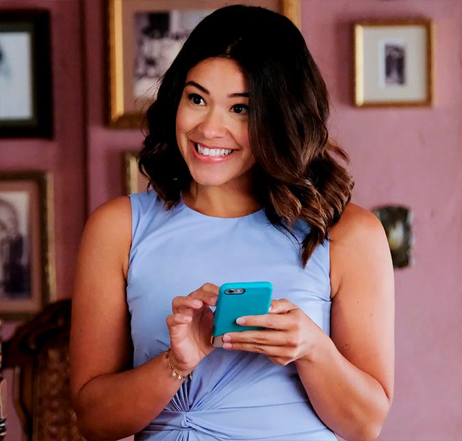 Gina Rodriguez, atriz de Jane The Virgin, deu à luz primeiro filho com o marido Joe LoCicero. De acordo com a People, os pombinhos são papais de um menino. Inclusive, não se sabe ao certo a data de nascimento da criança, mas o casal já apareceu passeando pelas ruas de Los Angeles, nos Estados Unidos, com o pequeno. Gina Rodriguez, atriz de Jane The Virgin, deu à luz primeiro filho com o marido Joe LoCicero. De acordo com a People, os pombinhos são papais de um menino. Inclusive, não se sabe ao certo a data de nascimento da criança, mas o casal já apareceu passeando pelas ruas de Los Angeles, nos Estados Unidos, com o pequeno.