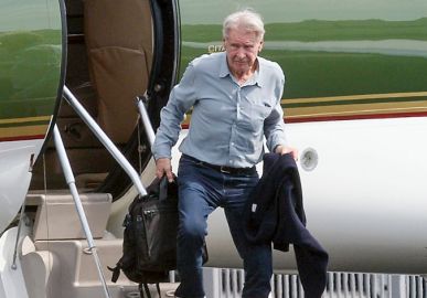 Harrison Ford tropeça ao sair de seu avião particular, confira os cliques