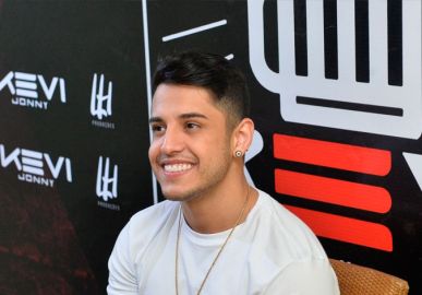 Ex-namorada de Kevi Jonny, atual de Sthe Matos, o acusa de ter mantido dois relacionamentos ao mesmo tempo